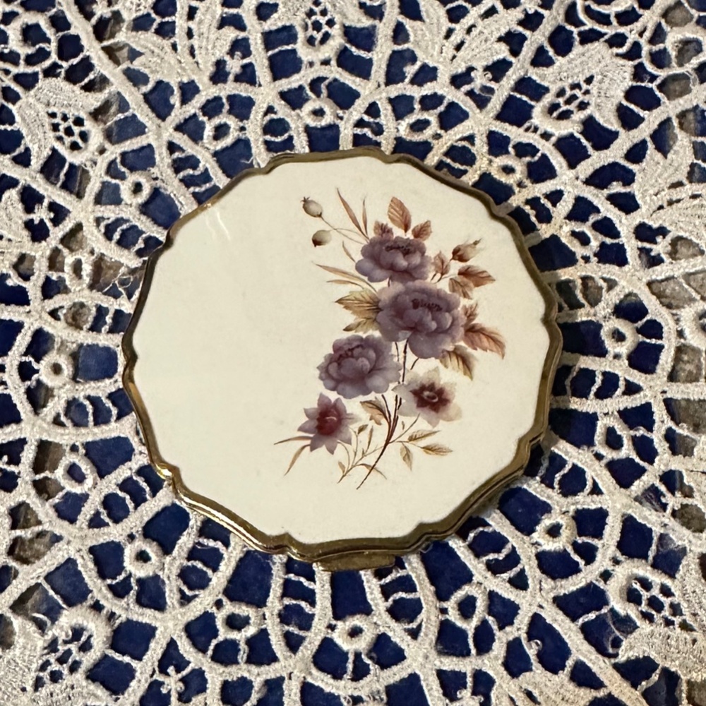 Stratton Compact in Gold w/ White Enamel & Lavender Rose / Vintage 50s England